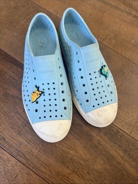 Native Kids Light Blue Slip-On Water Shoes with Pokemon Charms Size J4
